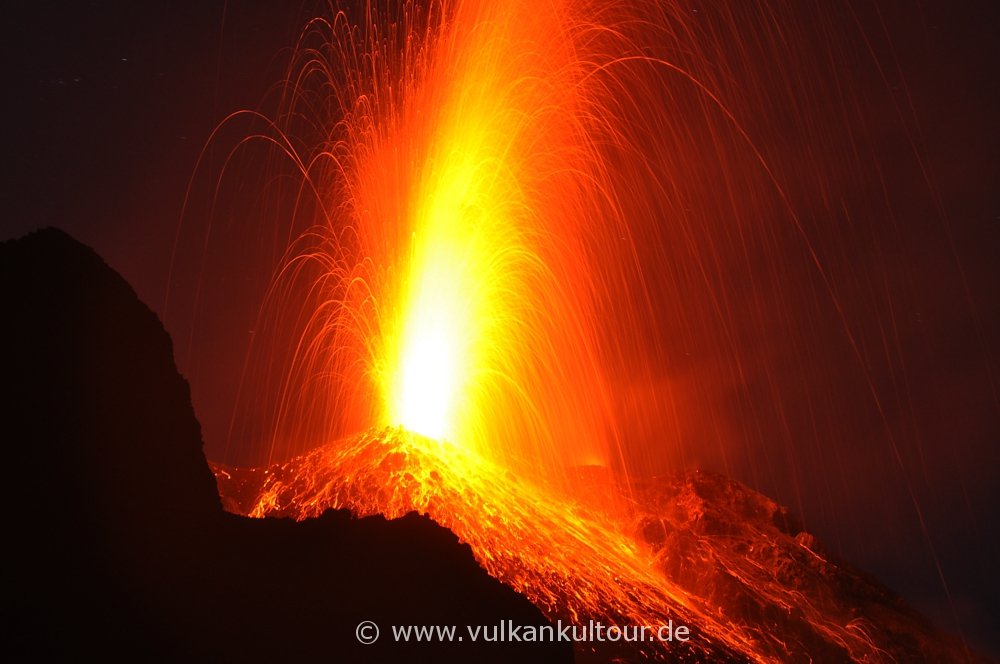 Eruption des Stromboli (aufgenommen von 400 Metern Höhe)