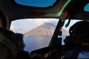 Auf Wunsch: exklusiv mit dem Helikopter zum Stromboli