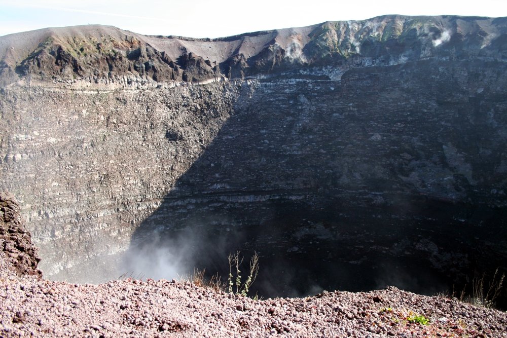 Blick in den Vesuvkrater (© Julia Lauberger)