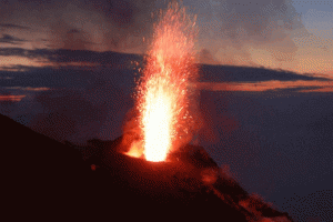 Stromboli Nordostkrater - seitlicher Blick von den Sheltern auf 750 m Höhe