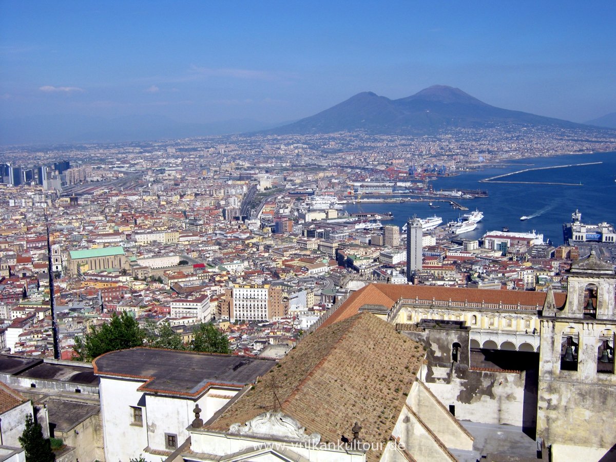 Blick vom Vomero: Certosa di San Martino, Altstadt (Spaccanapoli) und Vesuv