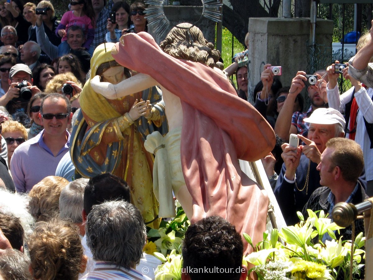 Ostersonntags-Prozession auf Stromboli - Maria legt ihren Trauermantel ab