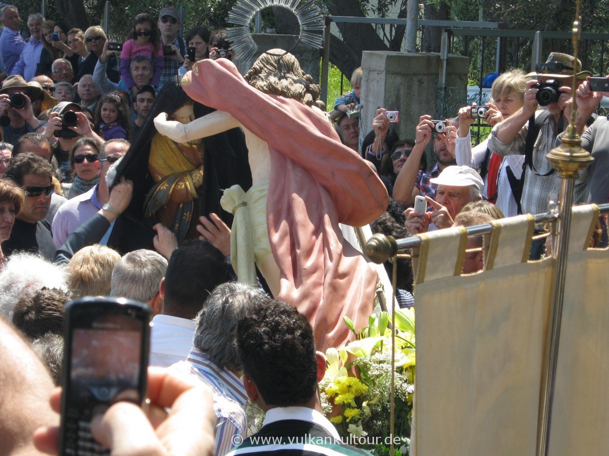Ostersonntags-Prozession auf Stromboli - Maria legt ihren Trauermantel ab