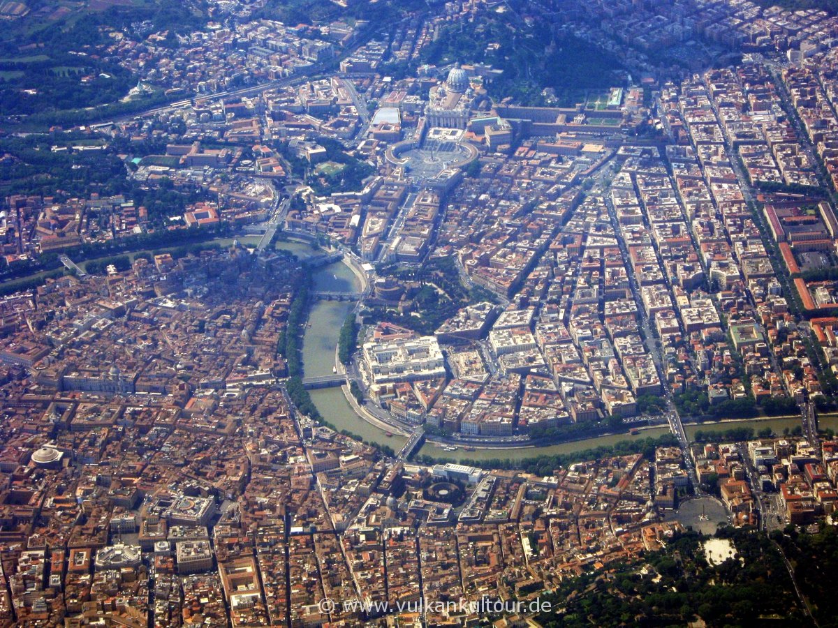 Rom von oben: Pantheon (links unten), Tiber, Engelsburg und Vatikan