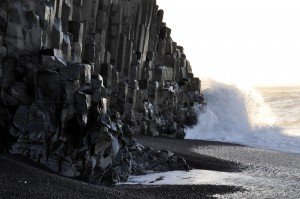 Basaltsäulen auf schwarzem Strand Reynisfjara