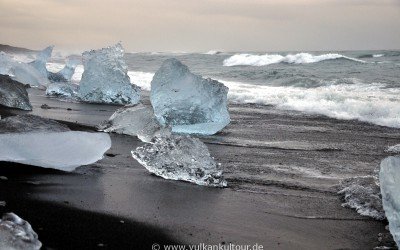 Am schwarzen Strand der Eisberglagune (Jökulsárlón)