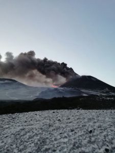 Ätna 17.03.2017 - im Hintergrund rot glühend die seitliche effusive Öffnung an der Basis des SEC