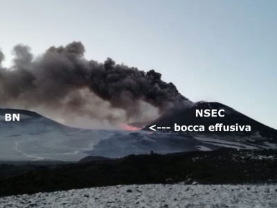 Ätna 17.03.2017 - im Hintergrund rot glühend die seitliche effusive Öffnung an der Basis des NSEC. (BC = Bocca Nuova / NSEC = Neuer Südostkrater)