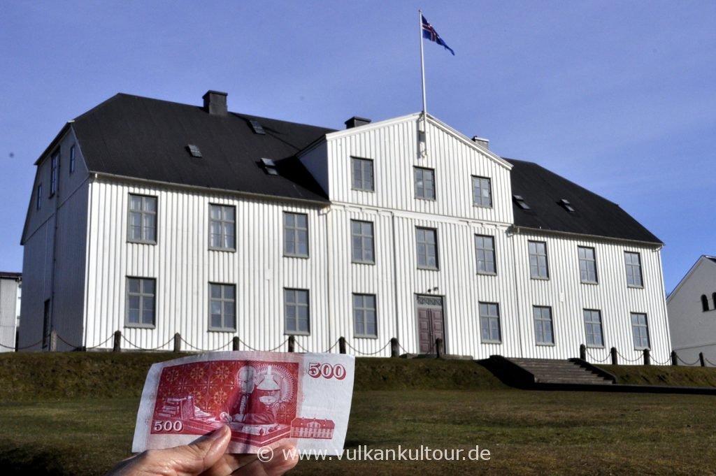 Elitegymnasium in Reykjavík - und auf dem 500-Kronenschein. In der Aula tagte einst das isländische Parlament.