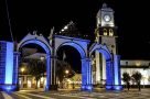 Altes Stadttor von Ponta Delgada und die Igreja Matriz de São Sebastião