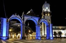 Altes Stadttor von Ponta Delgada und die Igreja Matriz de São Sebastião