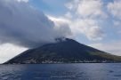 Eine mächte Wolke thront über dem Stromboli