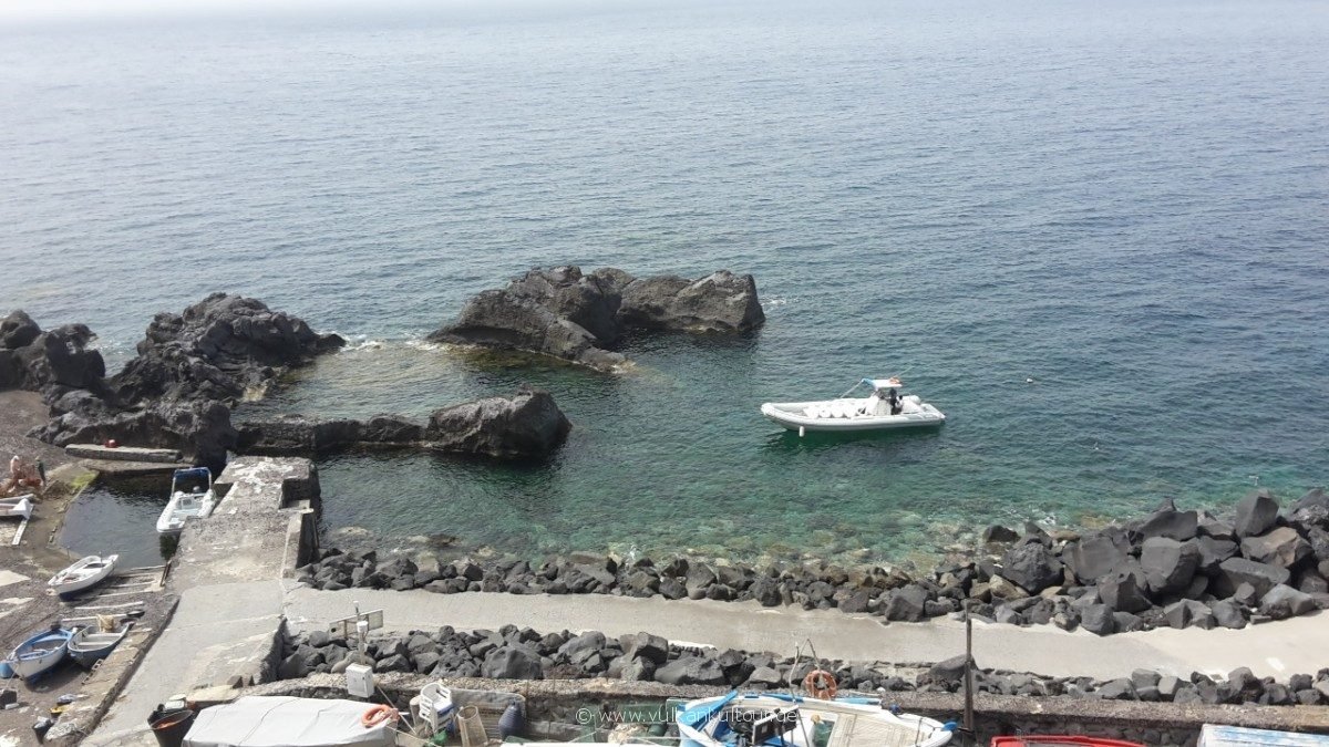 Stromboli - Hafen von Ginostra mit "unserem" Schlauchboot