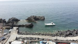 Stromboli - Hafen von Ginostra mit "unserem" Schlauchboot