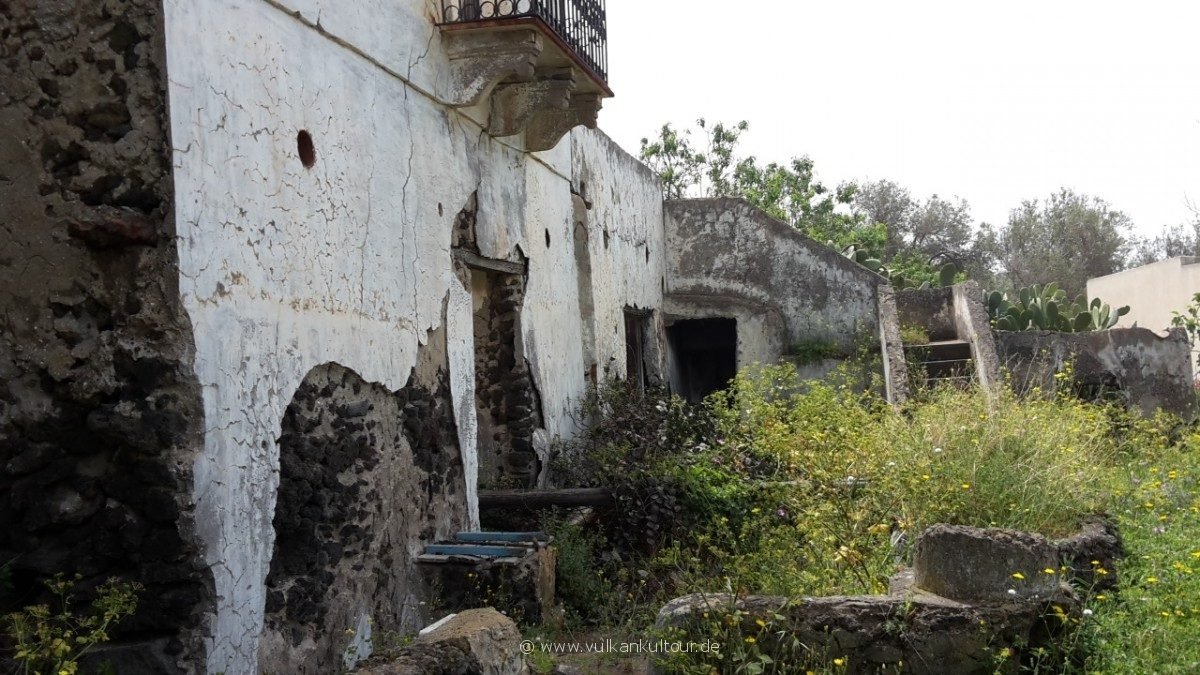 Stromboli - verfallende Häuser in Ginaostra