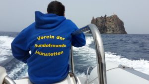 Stromboli - Inselrundfahrt. Kennt jemand den VdH Hünstetten...?! Immerhin weiß Gianluca jetzt, was auf seinem Hoodie steht...