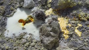 Vulcano - Schwefel heiß (orange) und aus flüssigem Zustand wieder kalt erstarrt (gelb)