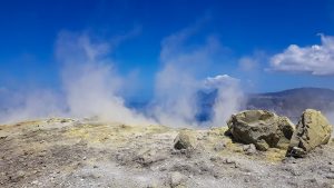 Vulcano, am Kraterrand - gelber Schwefel, Blick nach Lipari und Salina