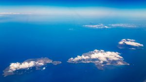 Rückflug von Catania nach München. Blick auf Vulcano, Lipari und Salina (und in der Ferne Filicudi und Alicudi)