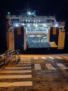 Die Laurana legt am Hafen von Stromboli an