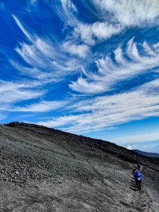 Abstieg vom Ätna unter Federwolken