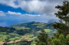 Blick vom Pico Bartolomeo über die Ostküste von São Miguel