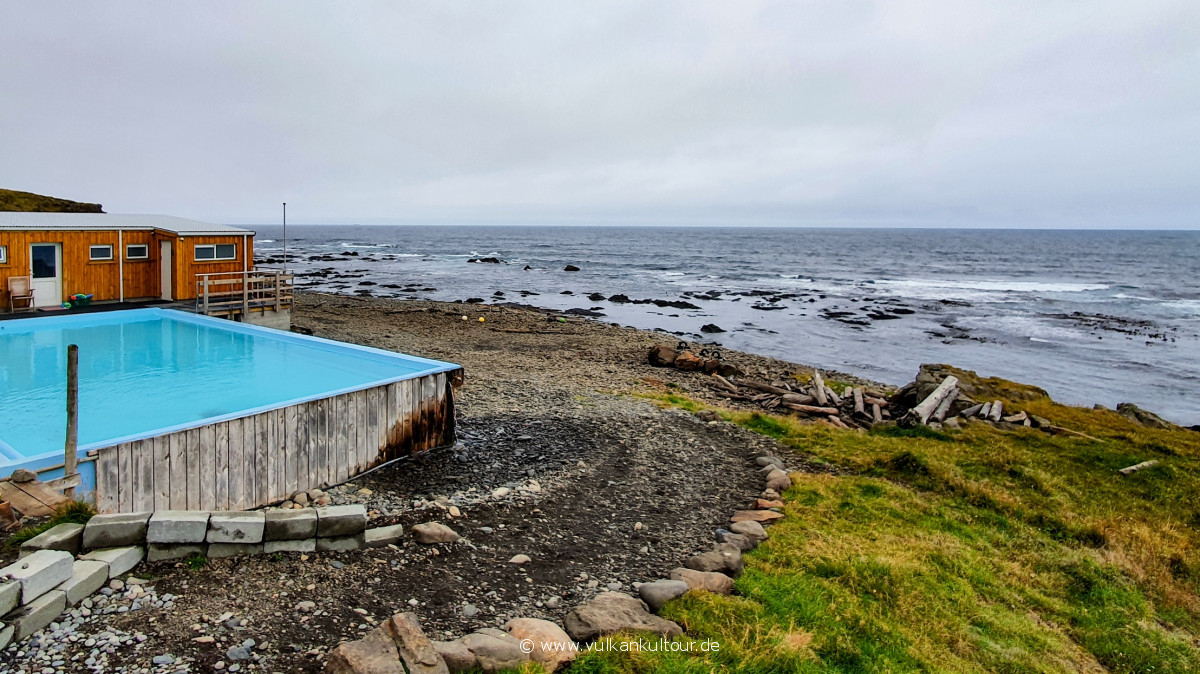 Krossneslaug, eines der abgelegensten Schwimmbäder Islands