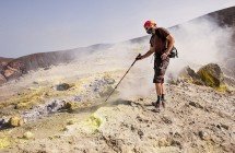 Vulcano - in den Schwefelfumarolen (Photo © Radmila Kerl)