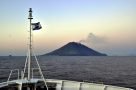 Majestätisch! Die morgendliche Ankunft auf Stromboli.