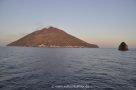 Stromboli und Strombolicchio in der Morgendämmerung