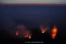 Die Kraterterrasse des Stromboli mit vielen glühenden Bocchen