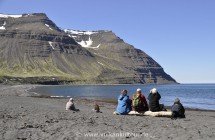 Am Strand von Skálavík