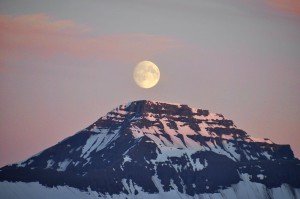 Kurz nach Mitternacht - der (fast) Vollmond thront über den Bergen