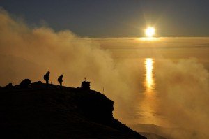 Unglaublicher Sonnenuntergang am Gipfel des Stromboli