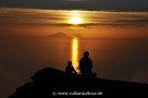 Sonnenuntergang am Gipfel des Stromboli mit Blick auf Filicudi und Alicudi