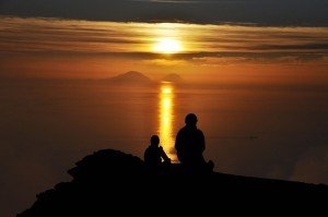 Sonnenuntergang am Gipfel des Stromboli mit Blick auf Filicudi und Alicudi