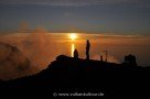 Sonnenuntergang am Gipfel des Stromboli mit Blick auf Salina, Filicudi und Alicudi