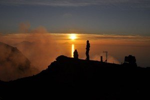 Sonnenuntergang am Gipfel des Stromboli mit Blick auf Salina, Filicudi und Alicudi