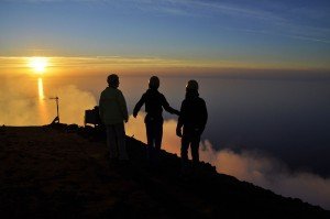 Sonnenuntergang am Gipfel des Stromboli