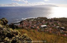 Vila do Corvo, mit 420 Einwohnern eine der kleinsten Städte Europas (im Hintergrund Flores)