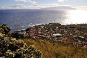 Vila do Corvo, mit 420 Einwohnern eine der kleinsten Städte Europas (im Hintergrund Flores)