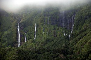 Tropische Vegetation und Wasserfälle auf Flores