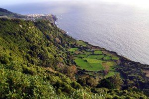 Flores Ostküste - Blick auf Santa Cruz