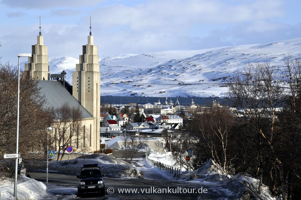 Akureyrarkirkja über Akureyri