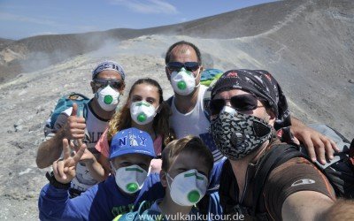 Mit Atemschutz durch die vulkanischen Gase (Vulcano Gran Cratere)