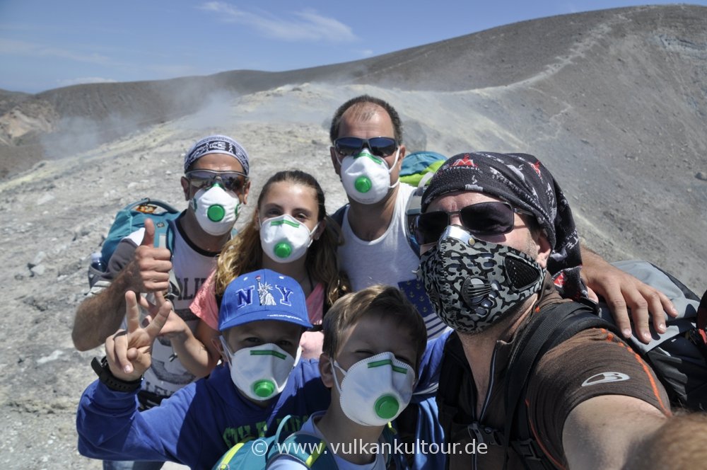 Mit Atemschutz durch die vulkanischen Gase (Vulcano Gran Cratere)