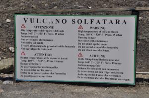 Warnschild im Vulkan Solfatara