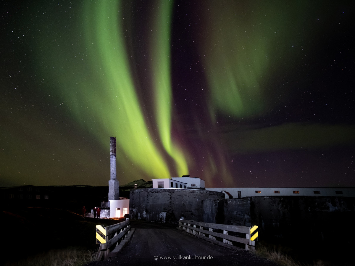 Prächtige Nordlichter über der alten Heringsfabrik Djúpavík