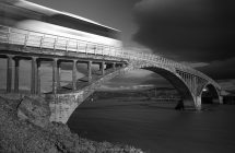 Alte Doppelbogenbrücke über die Hvítá