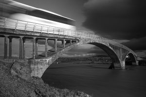 Alte Doppelbogenbrücke über die Hvítá